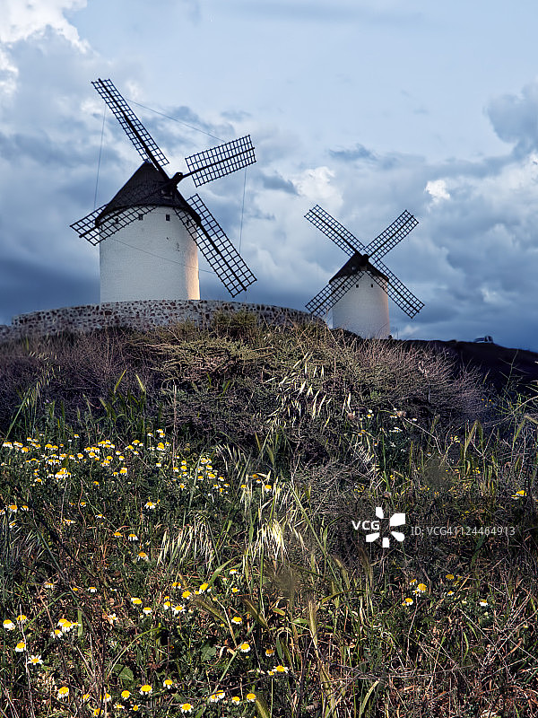 两个传统风车图片素材