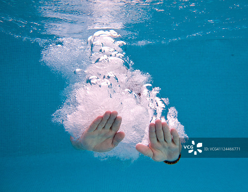 纵身跳入泳池图片素材