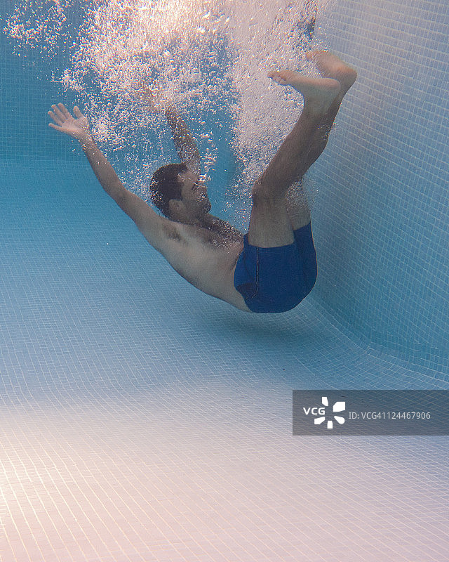 男人跳入泳池图片素材