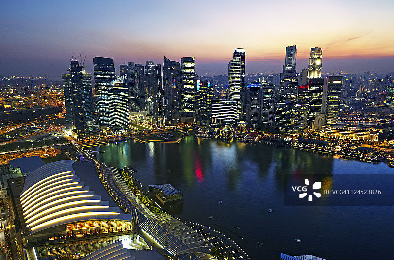 黄昏时分的新加坡莱佛士坊和滨海湾风光图片素材