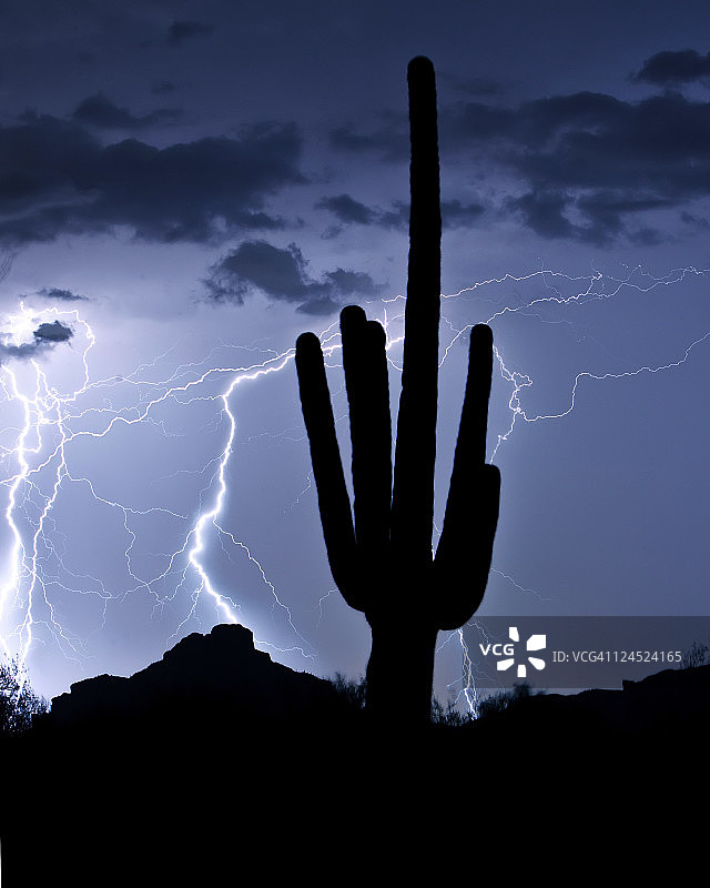 红色山脉闪电图片素材