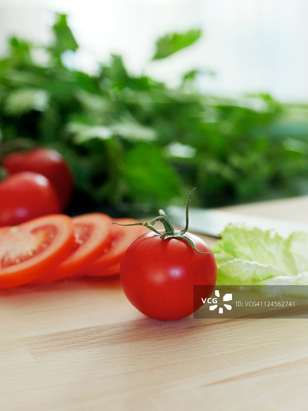 砧板上的番茄片图片素材