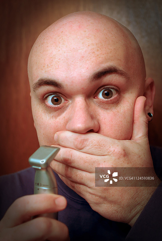 男人拿着修剪器捂住嘴图片素材