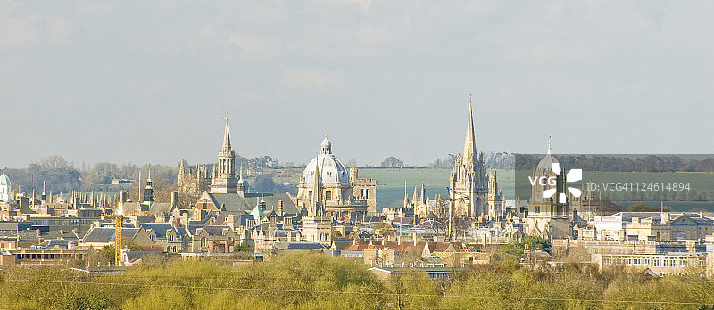 牛津大学城尖顶图片素材