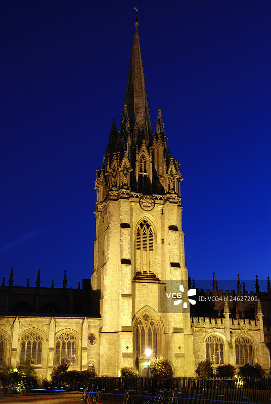 牛津大学教堂夜景图片素材
