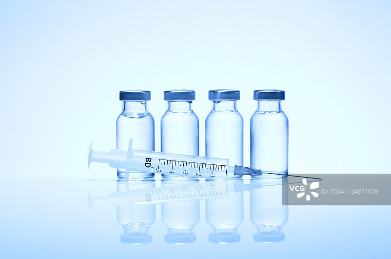 单色四支玻璃瓶与注射器图片素材