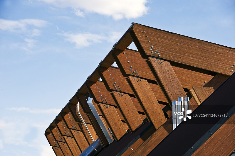 天空下的木质结构彩色图图片素材