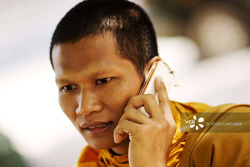 泰国曼谷使用手机的佛教僧侣图片素材