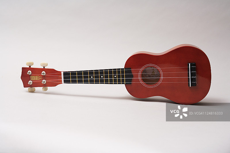 白色背景上放置尤克里里的影棚照片图片素材