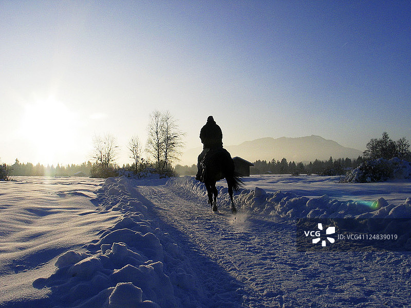 雪地骑马图片素材