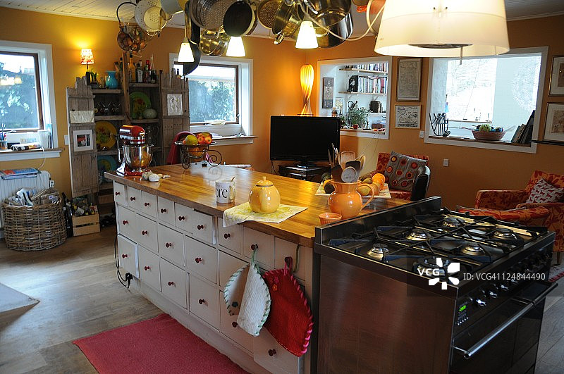 温馨的家庭厨房图片素材