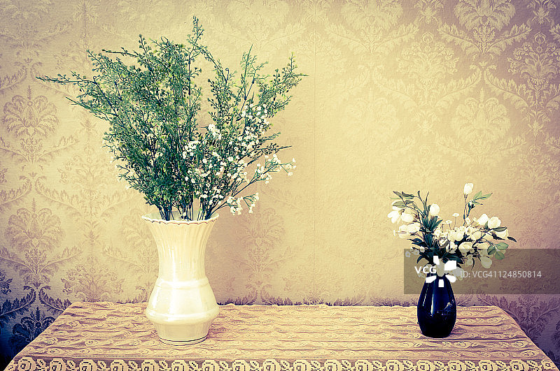 带有花瓶的旧式内饰静物图片素材