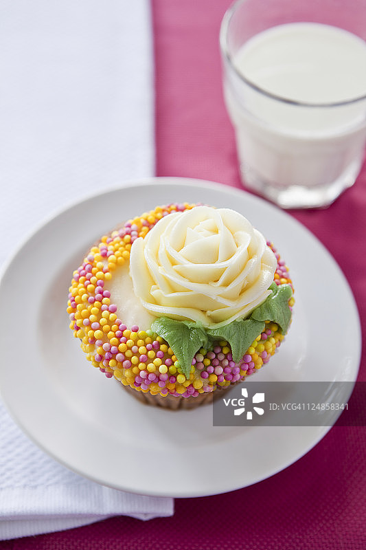 纸杯蛋糕和一杯牛奶图片素材