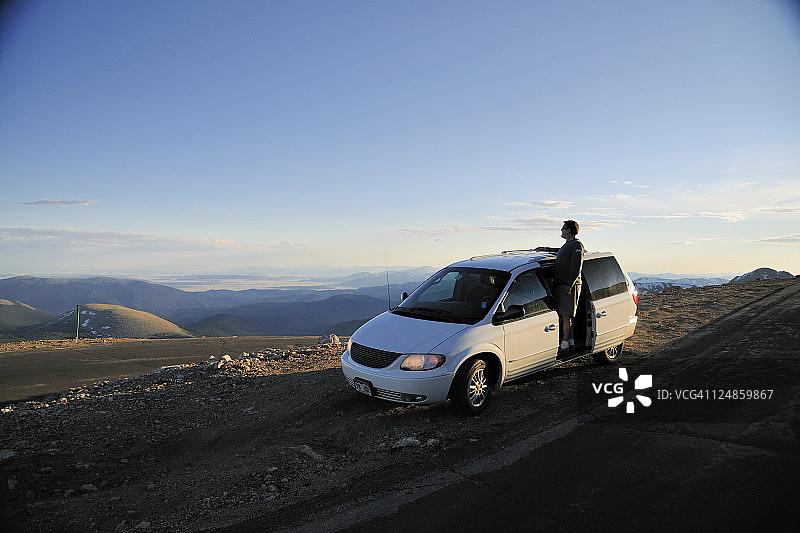 男人从小货车里欣赏风景图片素材