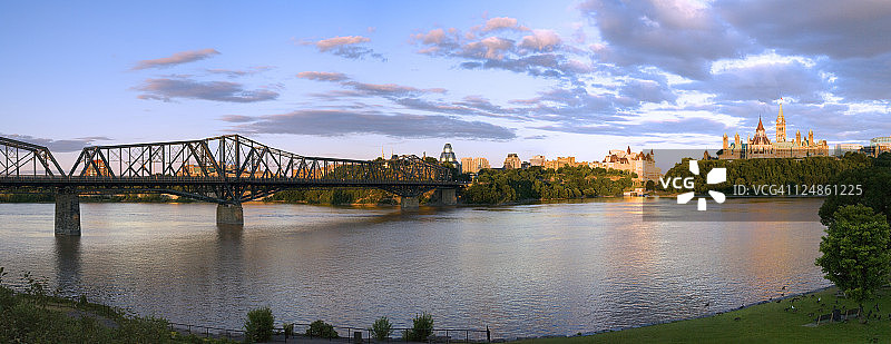 日落时分的渥太华天际线图片素材