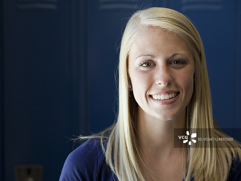 美国犹他州西班牙福克，在储物柜旁微笑的女学生（16-17岁）图片素材