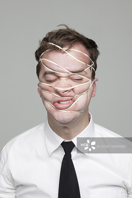 蒙着脸的年轻男人的棚拍肖像图片素材