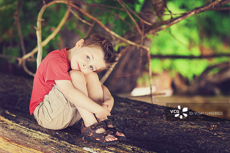 男孩头靠在膝盖上休息图片素材