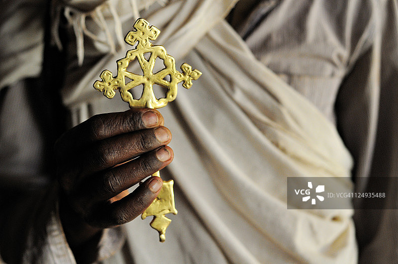 纳尔加·塞拉西教堂内手持金色十字架的牧师图片素材