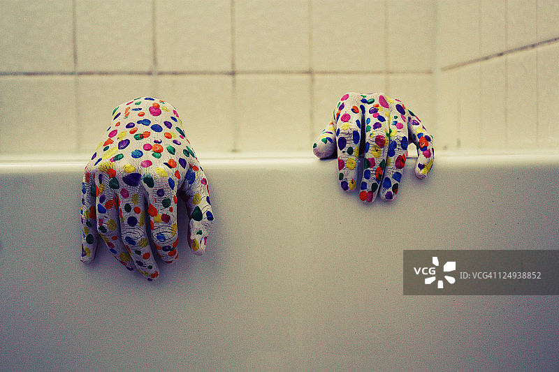 浴缸里彩绘的手图片素材