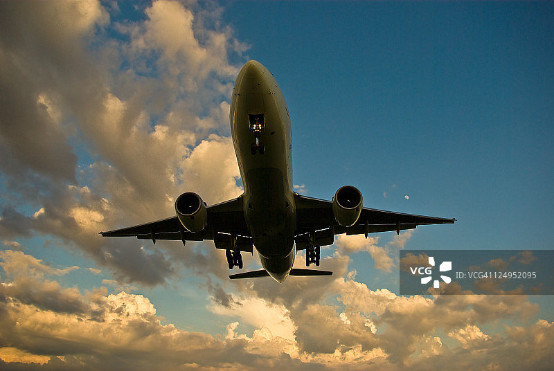 重型客机准备降落图片素材