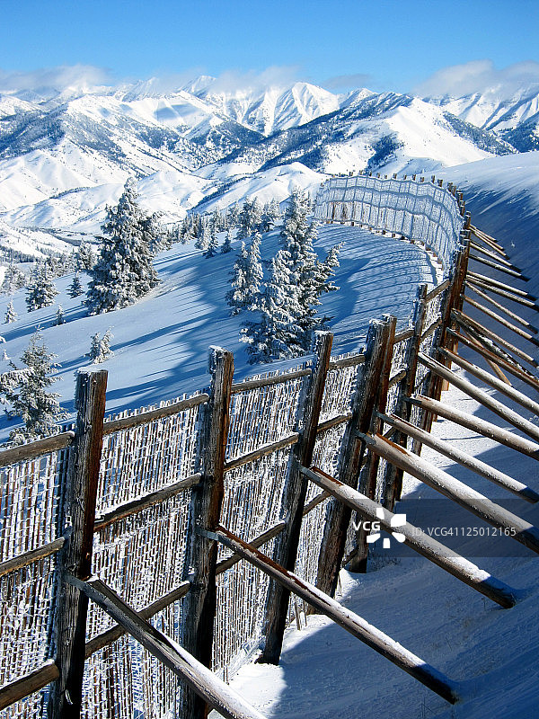 太阳谷秃山上的漂移围栏图片素材