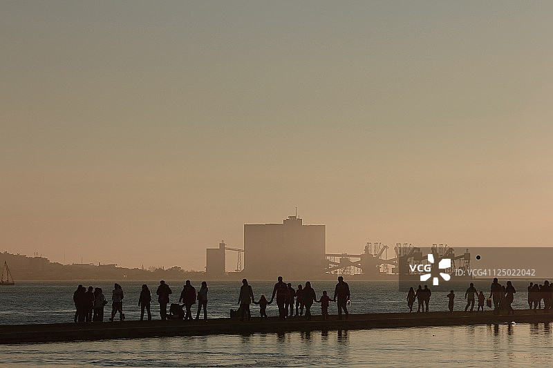 在里斯本行走的行人图片素材