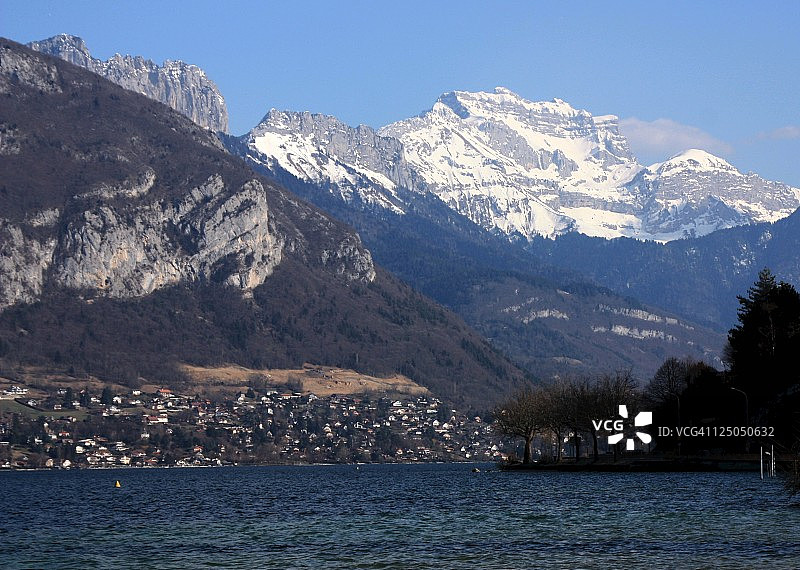 阿尔卑斯山脉旁的安纳西湖图片素材