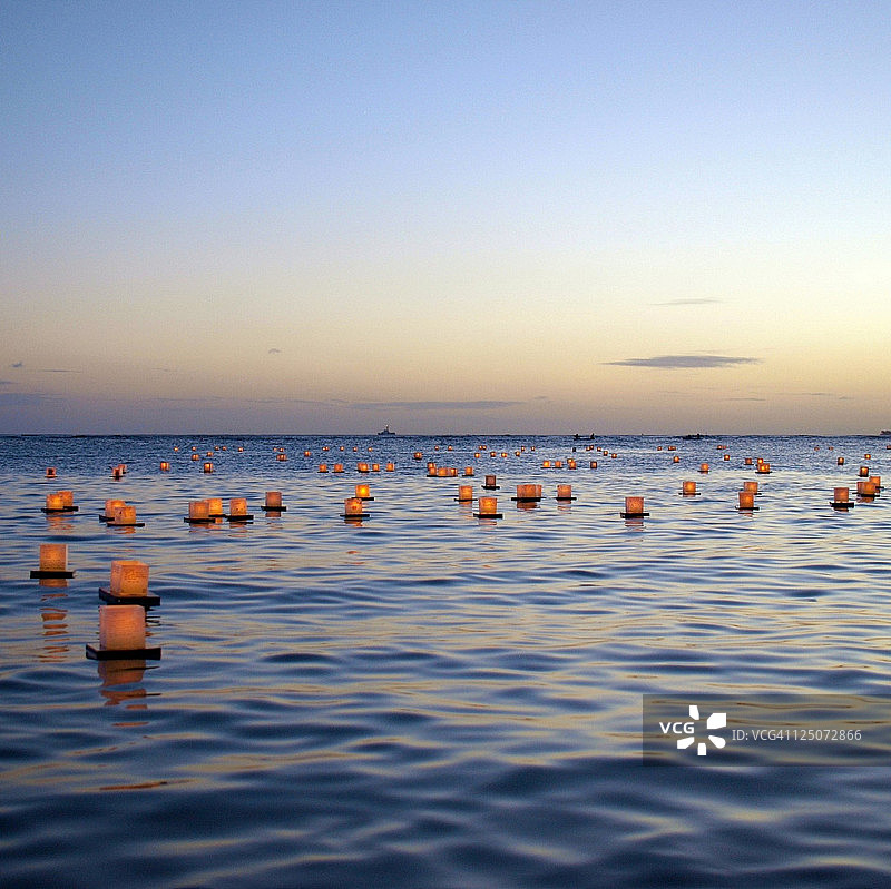 海洋上的日本漂浮灯笼图片素材