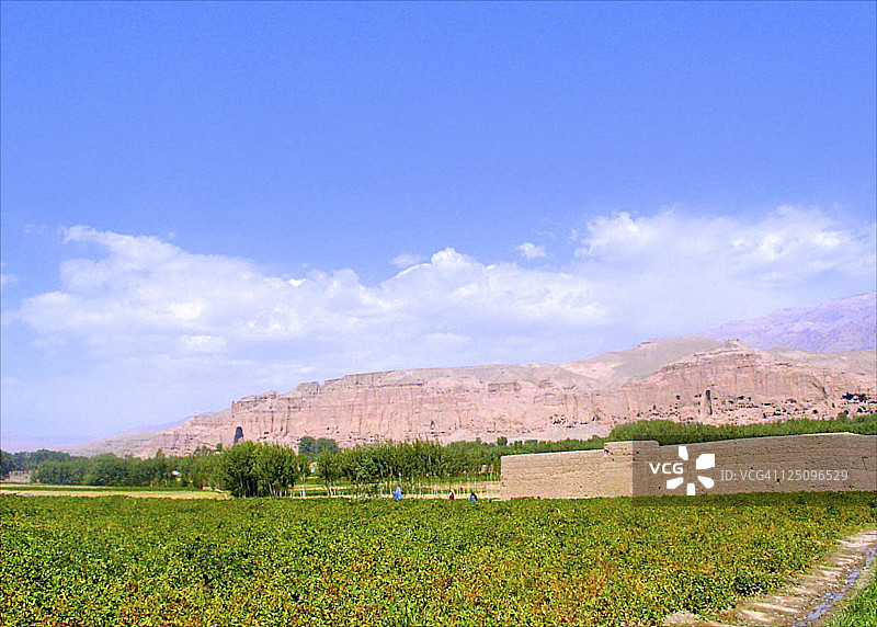 佛脚下的农场图片素材