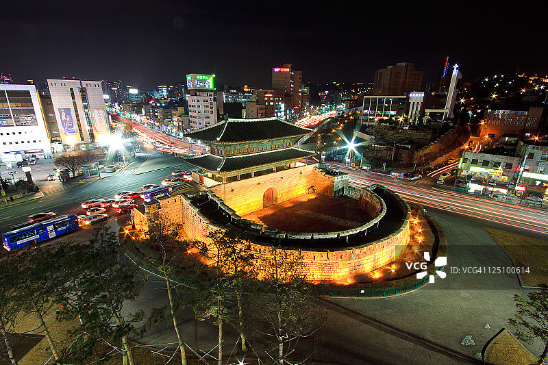 夜幕下的东门图片素材