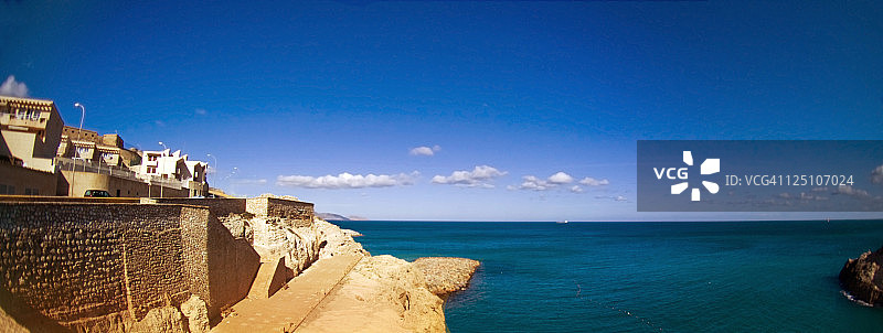 梅利利亚与大海图片素材