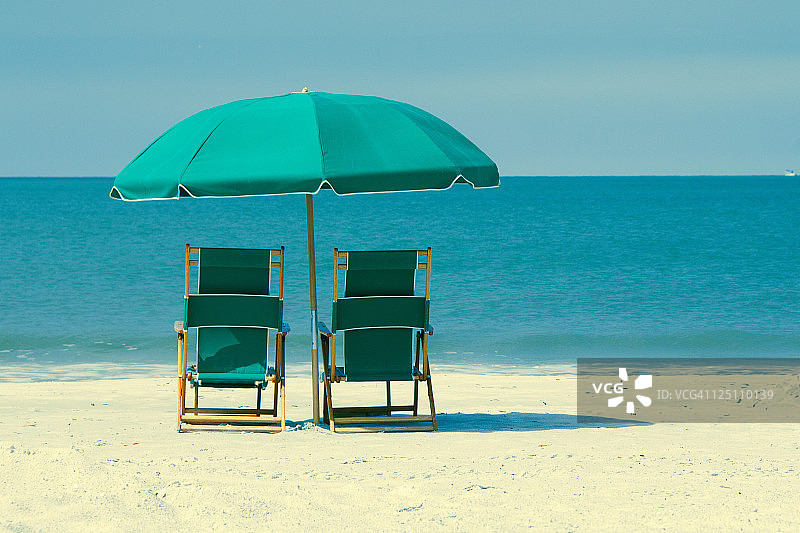 沙滩上的沙滩椅和遮阳伞图片素材