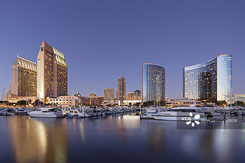 圣地亚哥摩天大楼和码头图片素材