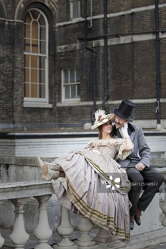 维多利亚时期栏杆上的浪漫情侣图片素材