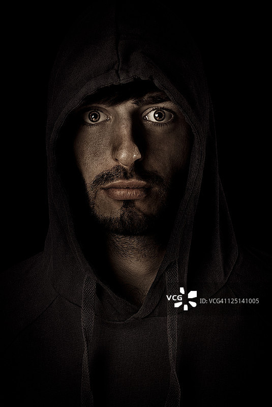 黑暗阴影中的神秘男人图片素材