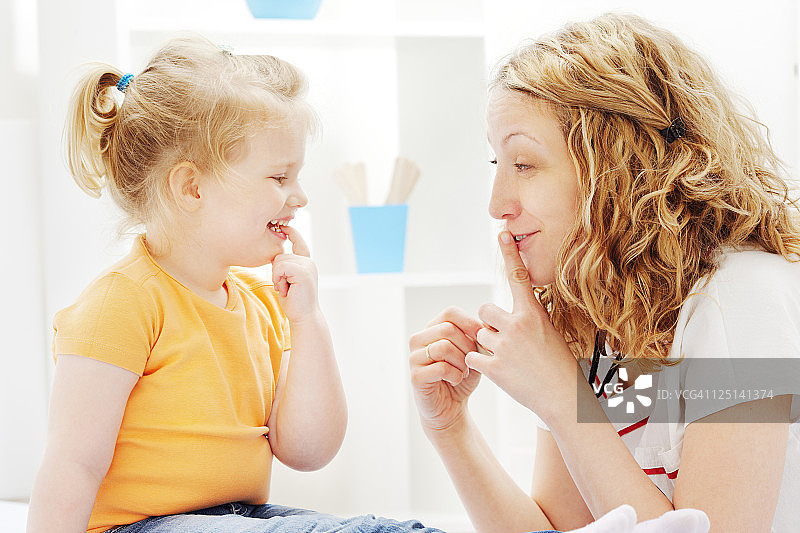 儿科医生与小女孩患者亲切交谈图片素材