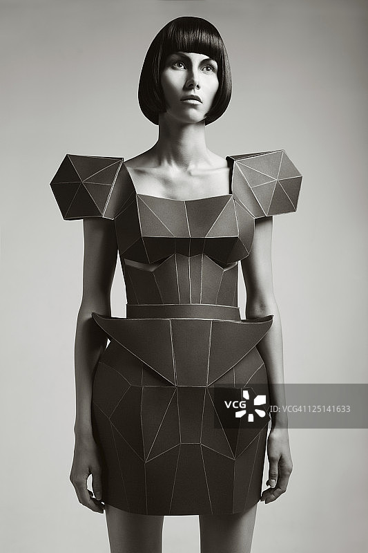 未来主义连衣裙女人的时尚写真图片素材
