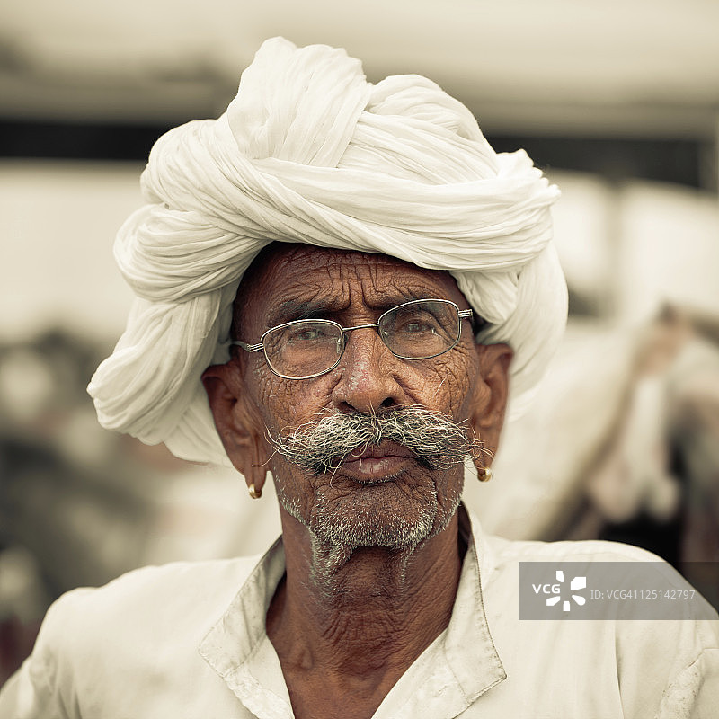 印度普什卡骆驼集市上的商人肖像图片素材