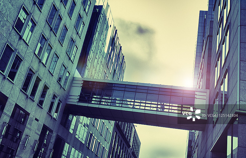 桥上行走的通勤者剪影-HDR图片素材