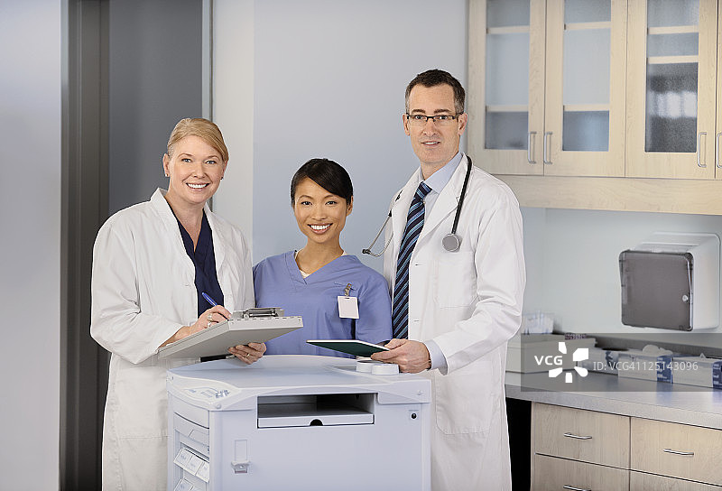 不同种族的医生图片素材