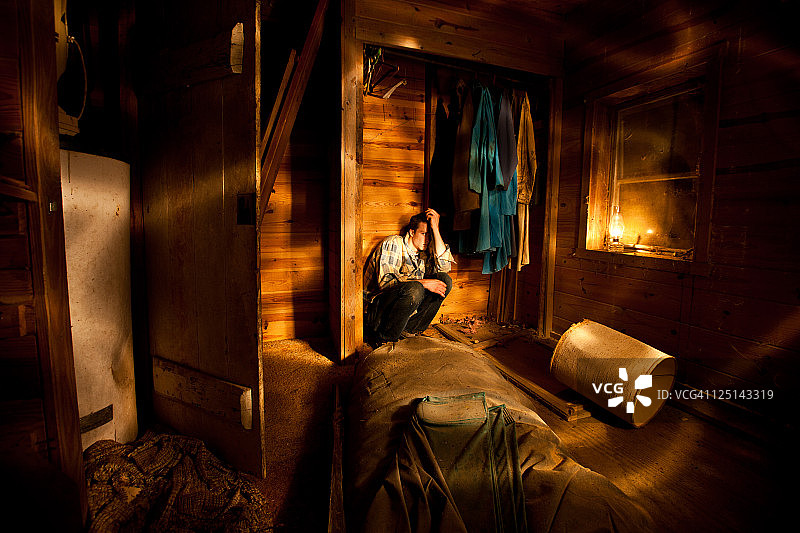 男人躲在废弃的壁橱里图片素材