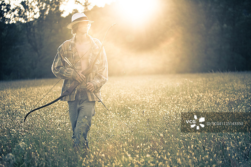 拿着弓箭的年轻美国男孩肖像图片素材