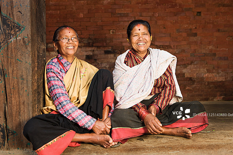 在巴克塔普杜巴广场的两位快乐的尼泊尔妇女图片素材