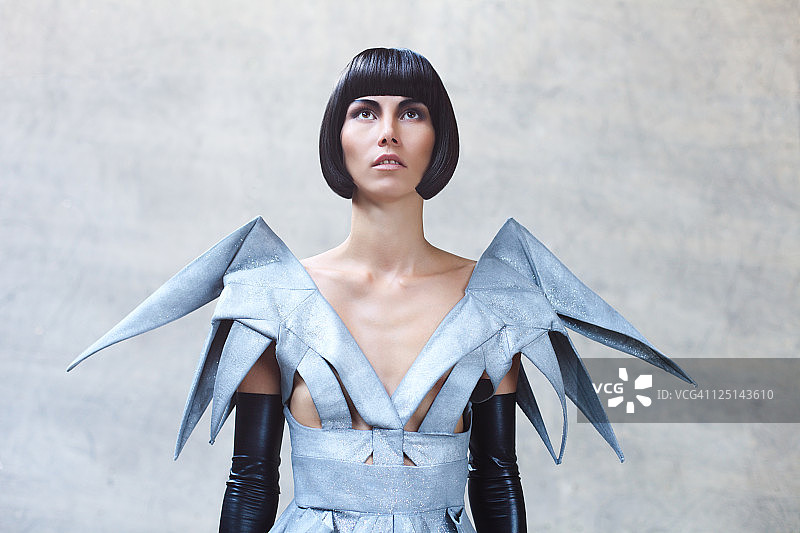 身着未来感服装的时尚女性肖像图片素材