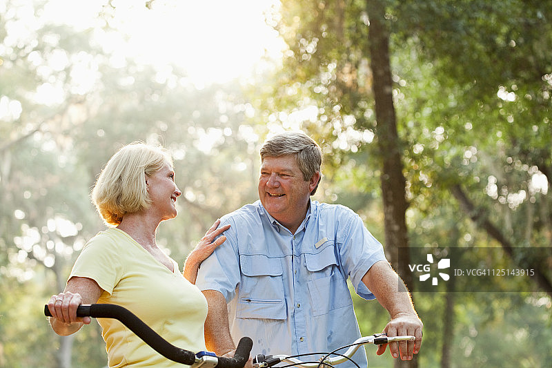 情侣骑自行车图片素材