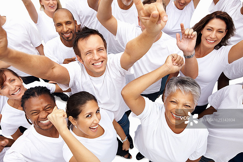 欢呼的多民族人群图片素材