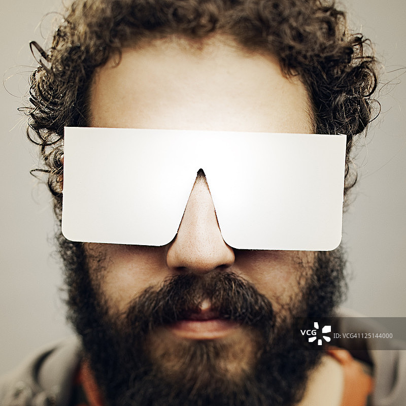 戴着纸质太阳镜的男人图片素材