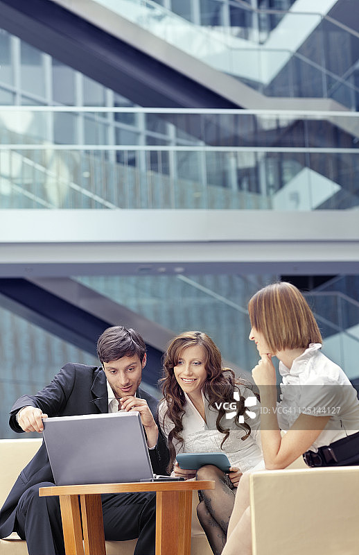 大堂内的一群商人图片素材