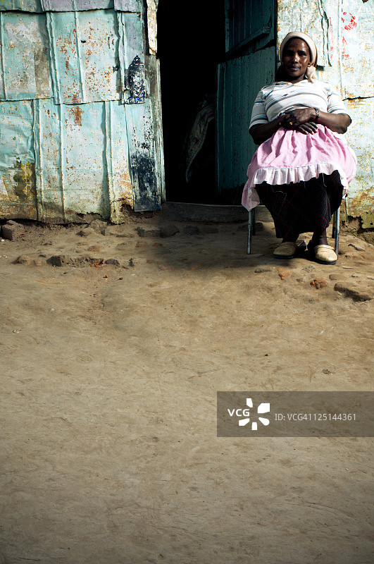 在房子前面的科萨族女人图片素材